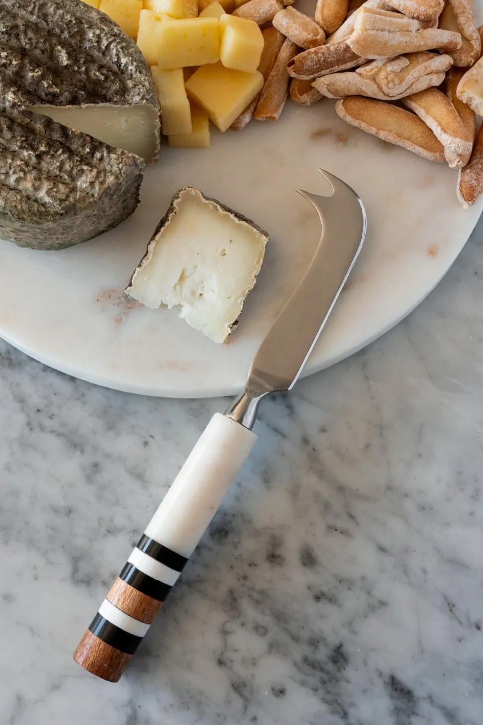 Cuchillo De Queso De Mármol Y Detalle De Madera