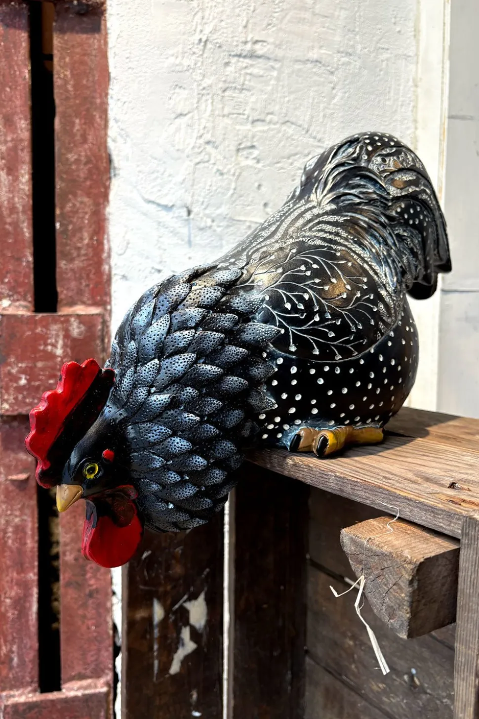 Figura Decorativa Gallina Comiendo
