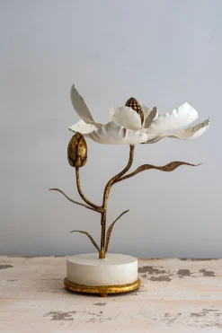 Flor Decorativa Dorada Y Blanca Diseño Magnolia