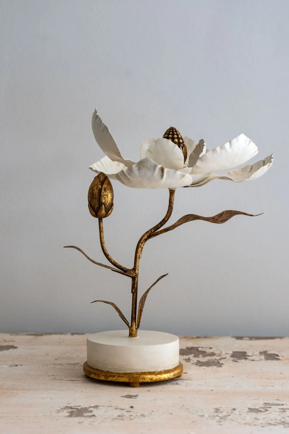 Flor Decorativa Dorada Y Blanca Diseño Magnolia
