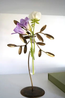 Florero De Metal Dorado Con Diseño De Planta Mediano
