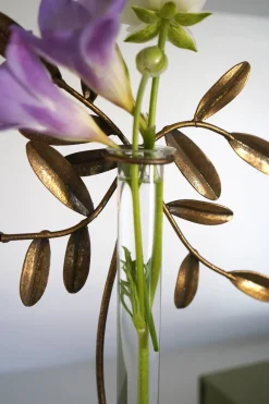 Florero De Metal Dorado Con Diseño De Planta Mediano