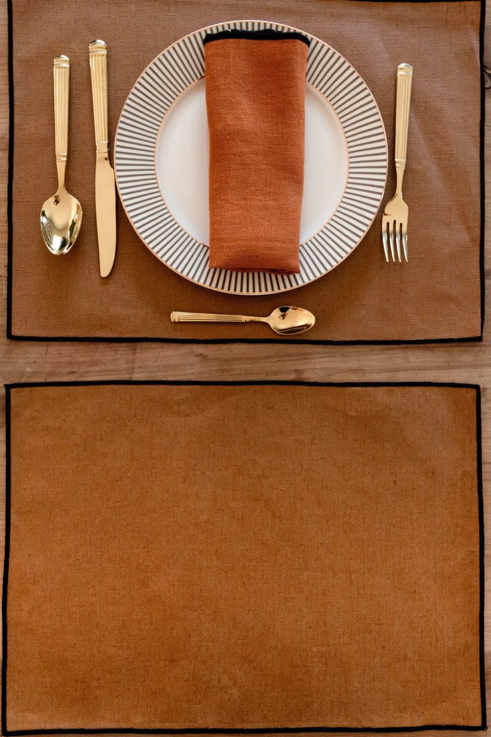 Individual De Lino Impermeable Ocre Con Borde Negro