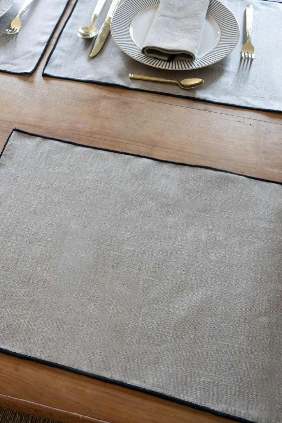 Individual De Lino Impermeable Beige Con Borde Negro