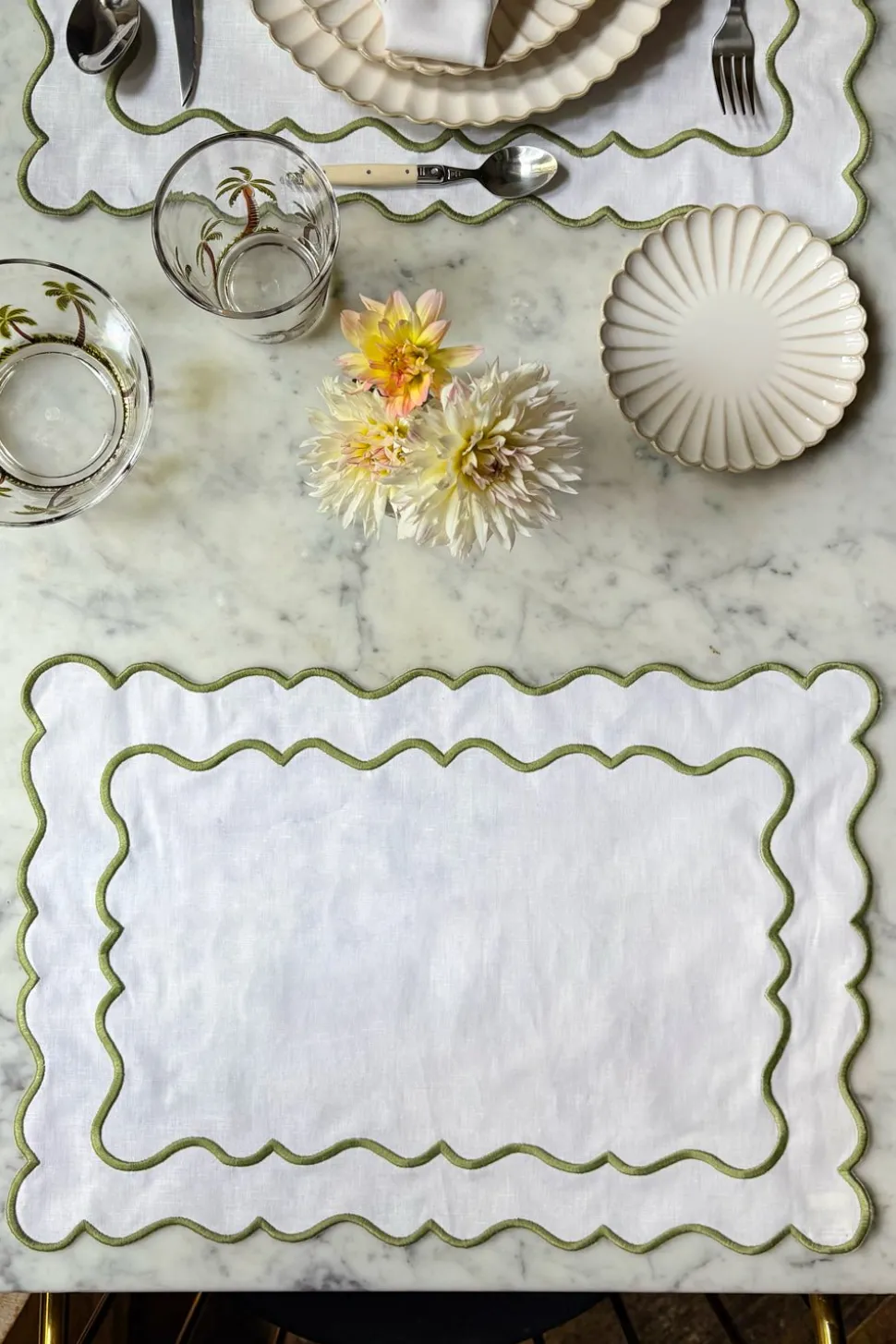 Individual Impermeable Blanco Con Borde Ondulado Verde
