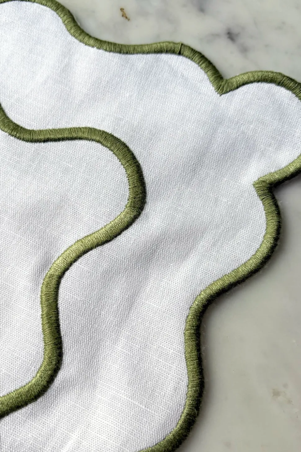 Individual Impermeable Blanco Con Borde Ondulado Verde