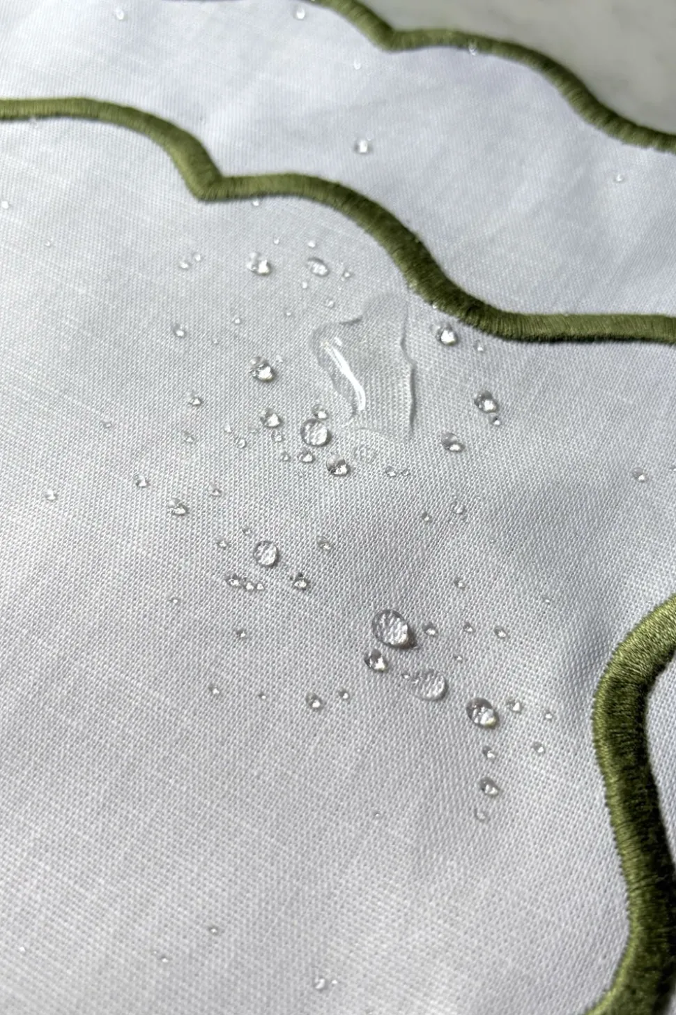 Individual Impermeable Blanco Con Borde Ondulado Verde