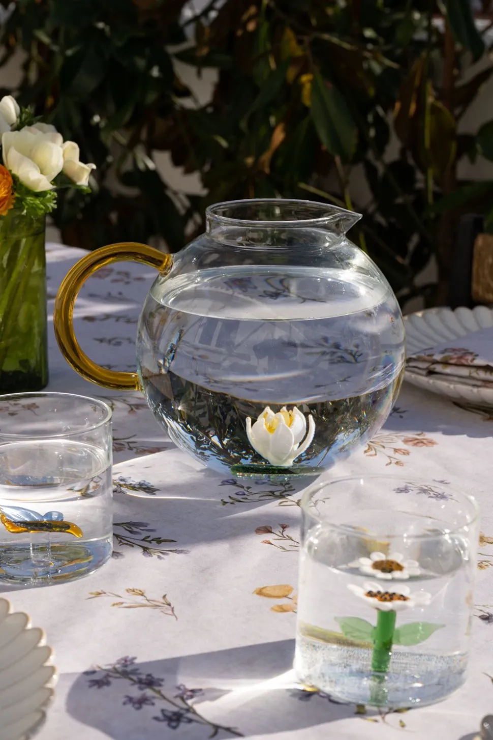 JARRA GLOBO DE VIDRIO SOPLADO CON FIGURA FLOR