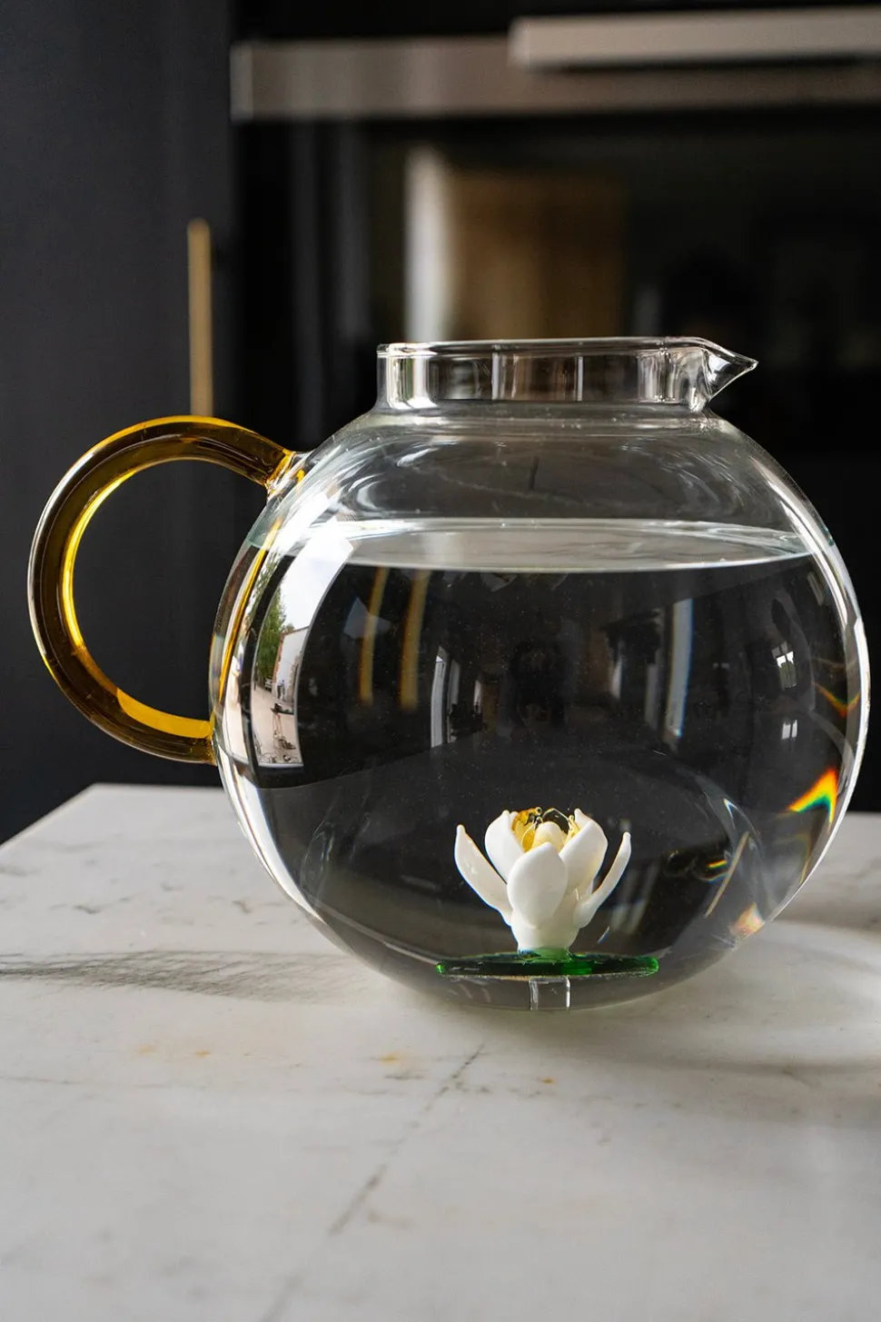 JARRA GLOBO DE VIDRIO SOPLADO CON FIGURA FLOR