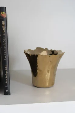 Jarrón Dorado Con Diseño Irregular