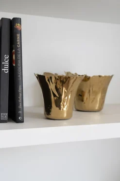 Jarrón Dorado Con Diseño Irregular