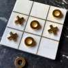 Juego Tres En Raya De Mármol Blanco Con Fichas Doradas
