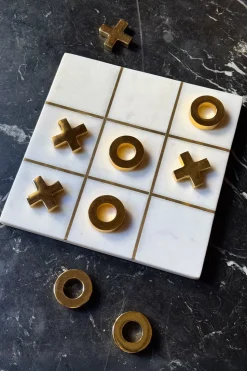 Juego Tres En Raya De Mármol Blanco Con Fichas Doradas