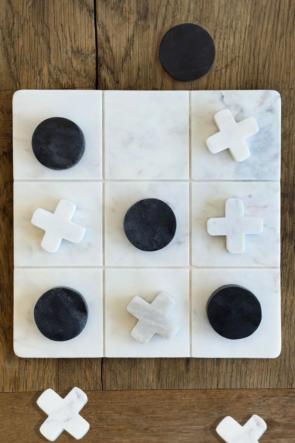 Juego Tres En Raya De Mármol Blanco Con Fichas Negras Y Blancas