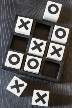 Juego Tres En Raya De Resina Blanco Y Negro