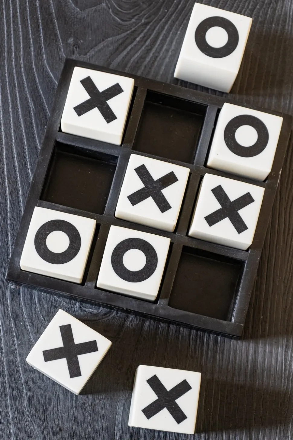 Juego Tres En Raya De Resina Blanco Y Negro