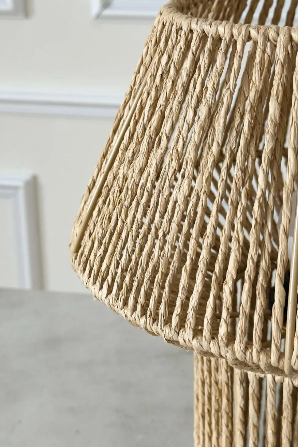 Lámpara De Mesa De Cuerdas En Papel Trenzado