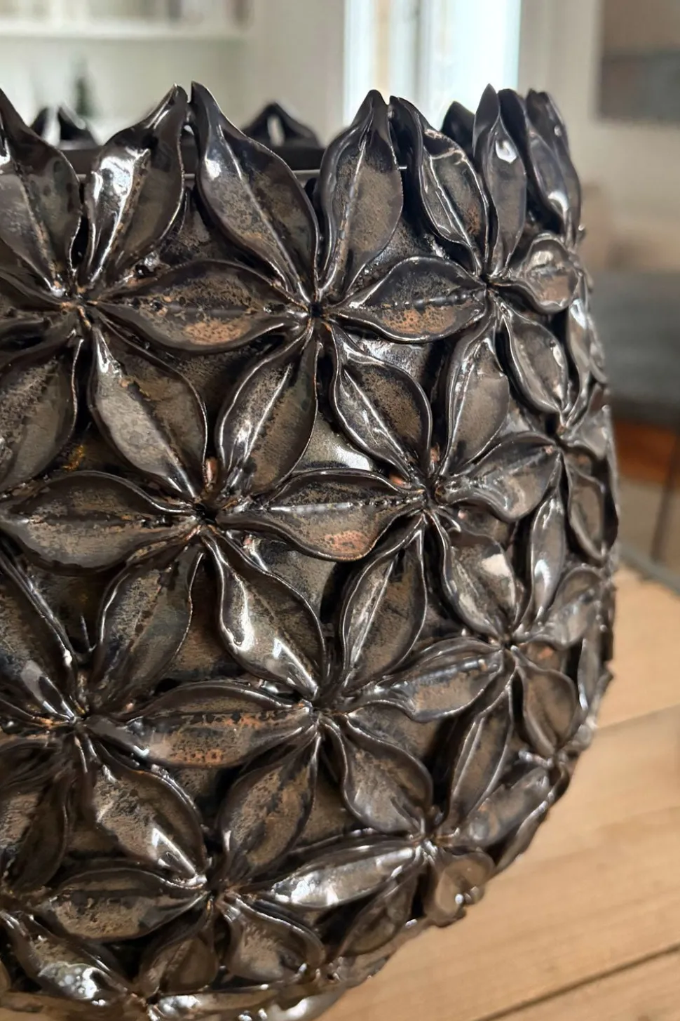 Macetero De Cerámica Marrón Con Diseño De Flores En Relieve