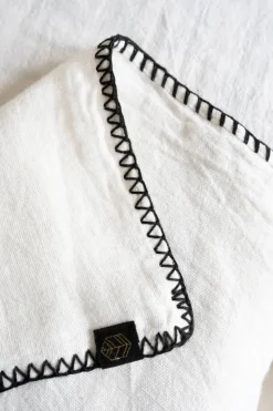 Mantel De Lino Blanco Con Borde Negro