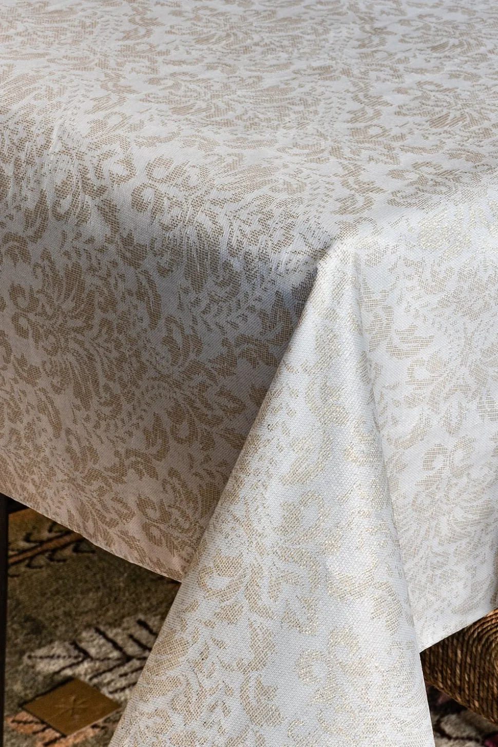 Manteles Antimanchas Con Diseño Jacquard Dorado