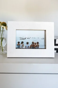 Marco De Fotos Con Diseño Blanco