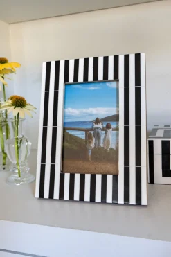 Marco De Fotos Con Diseño De Rayas Blancas Y Negras