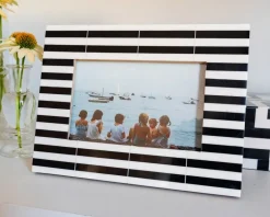 Marco De Fotos Con Diseño De Rayas Blancas Y Negras