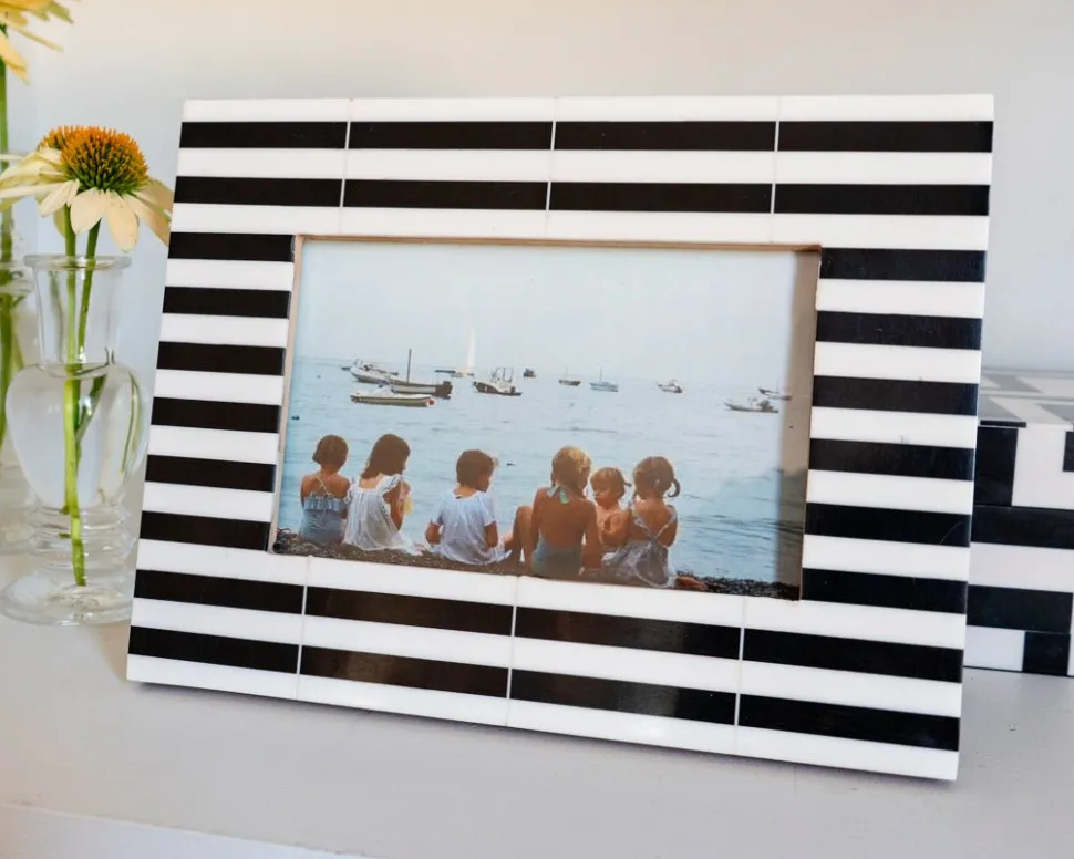 Marco De Fotos Con Diseño De Rayas Blancas Y Negras