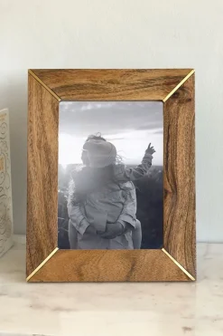 Marco De Fotos De Madera Con Detalles Dorados