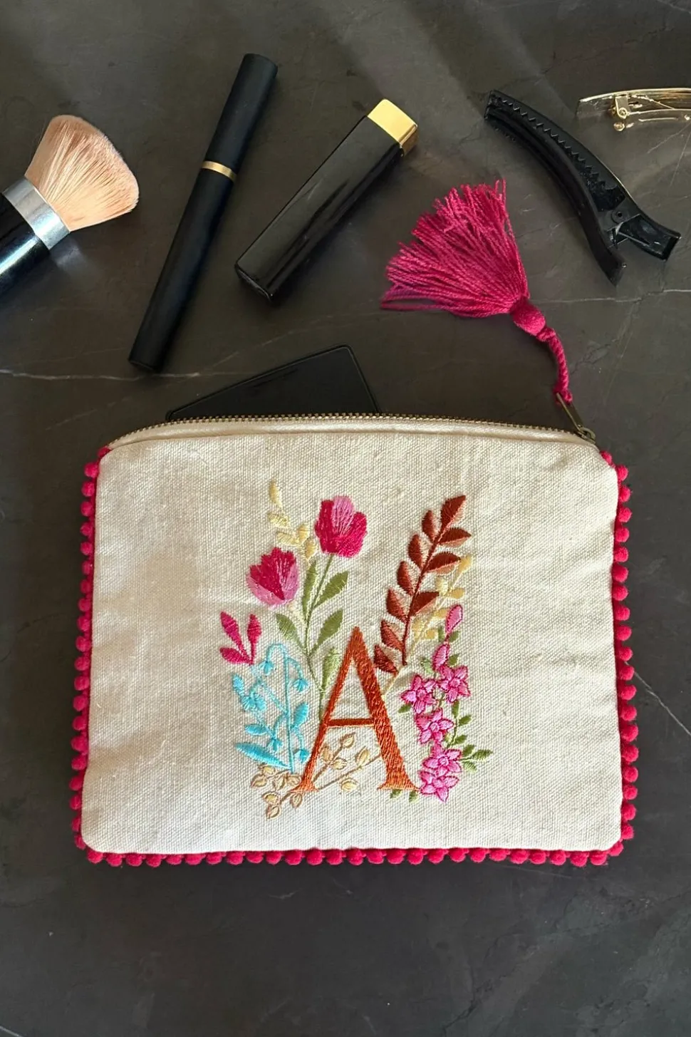 Neceser Con Inicial A Y Flores Bordadas