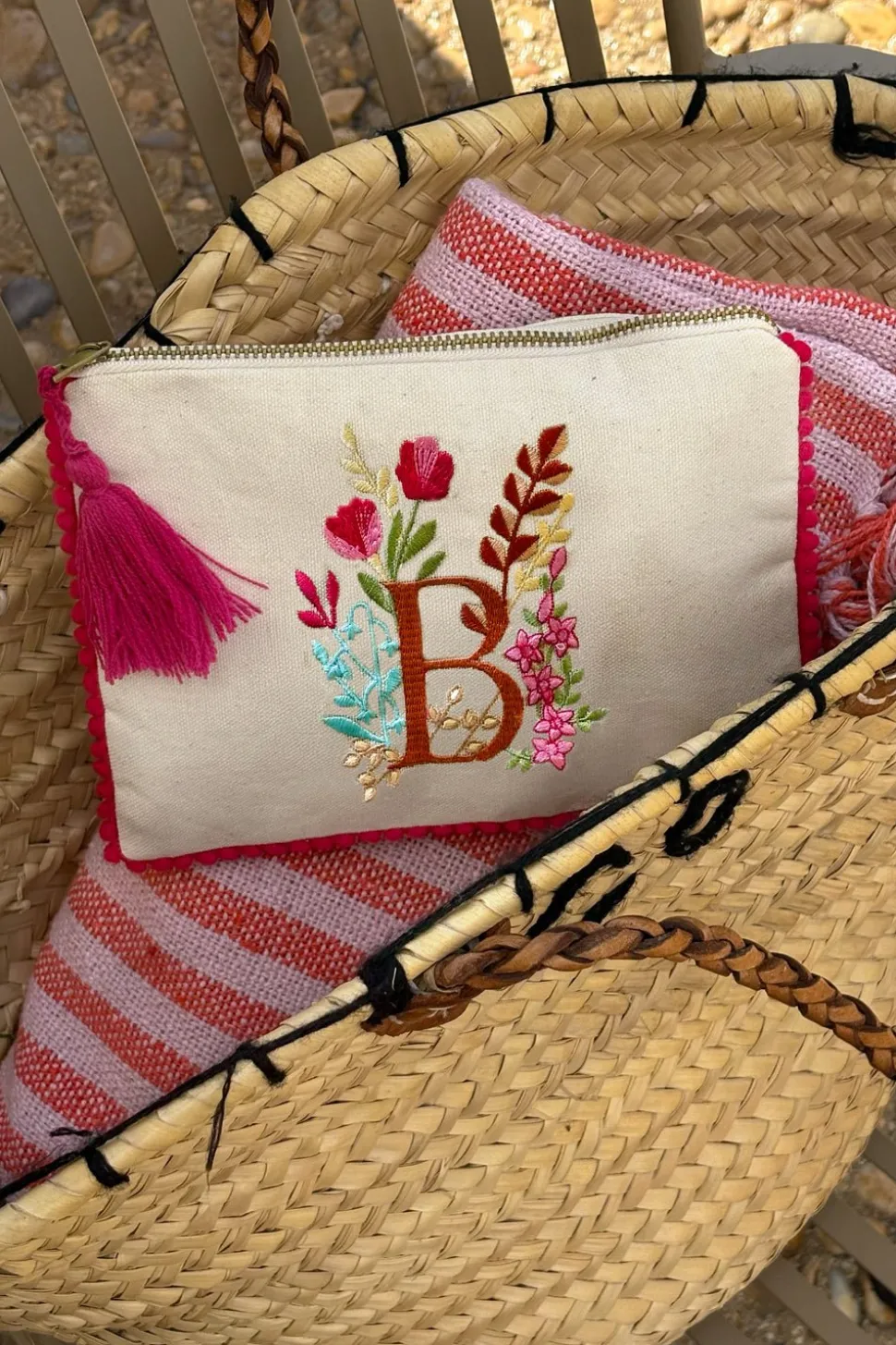 Neceser Con Inicial B Y Flores Bordadas