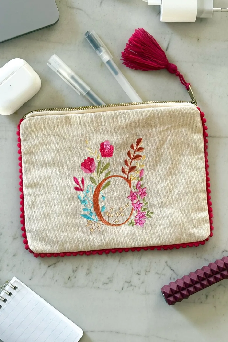 Neceser Con Inicial C Y Flores Bordadas