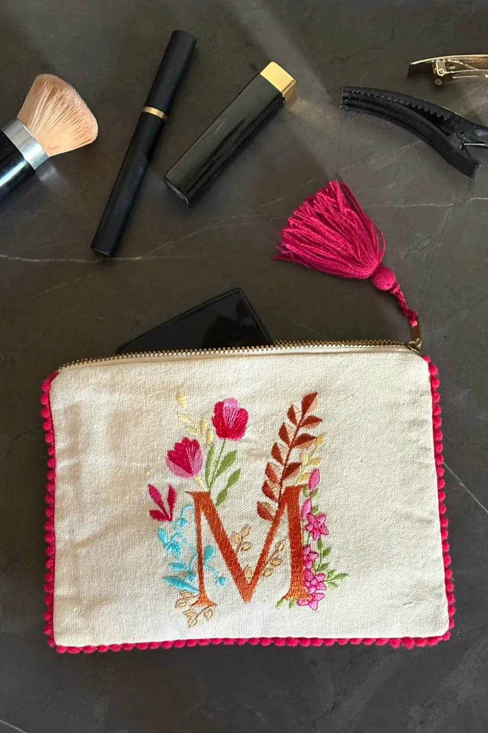 Neceser Con Inicial M Y Flores Bordadas