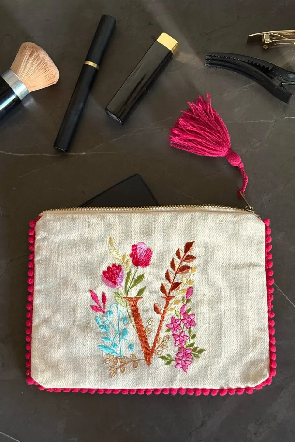 Neceser Con Inicial V Y Flores Bordadas