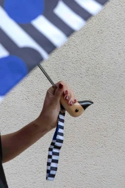 Paraguas Con Diseño De Rayas Negras & Puntos Azules Y Mango Con Cabeza De Pato