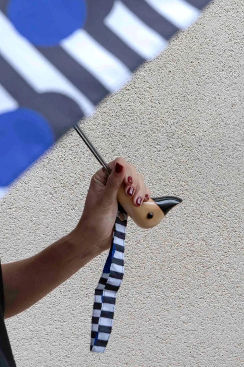 Paraguas Con Diseño De Rayas Negras & Puntos Azules Y Mango Con Cabeza De Pato