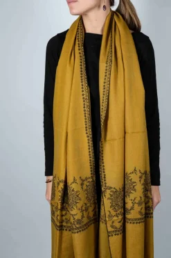 Pashmina Lisa Con Bordado Ocre Y Flor Negra