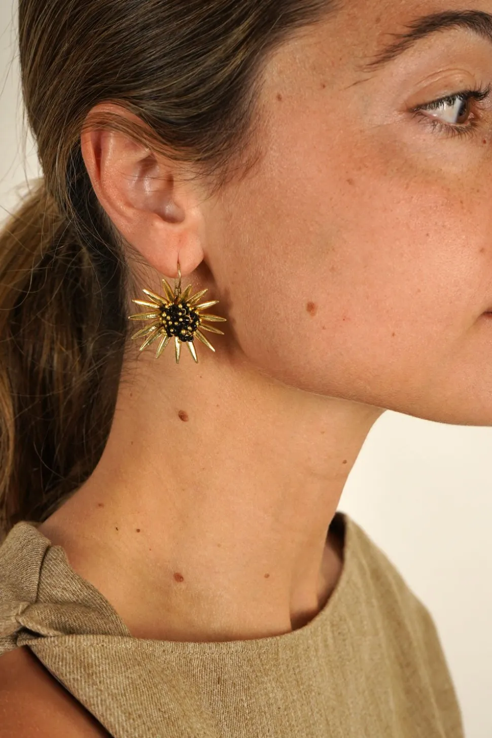 Pendientes Dorados Con Diseño De Girasoles Negros