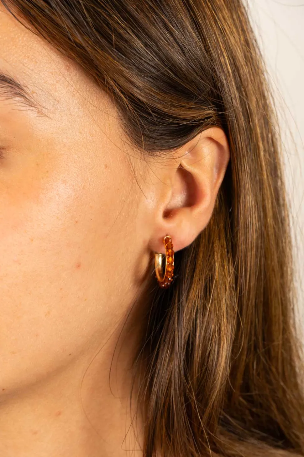 Pendientes Dorados Con Diseño De Aros Y Piedras Ámbar