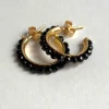 Pendientes Dorados Con Diseño De Aros Y Onyx Negras