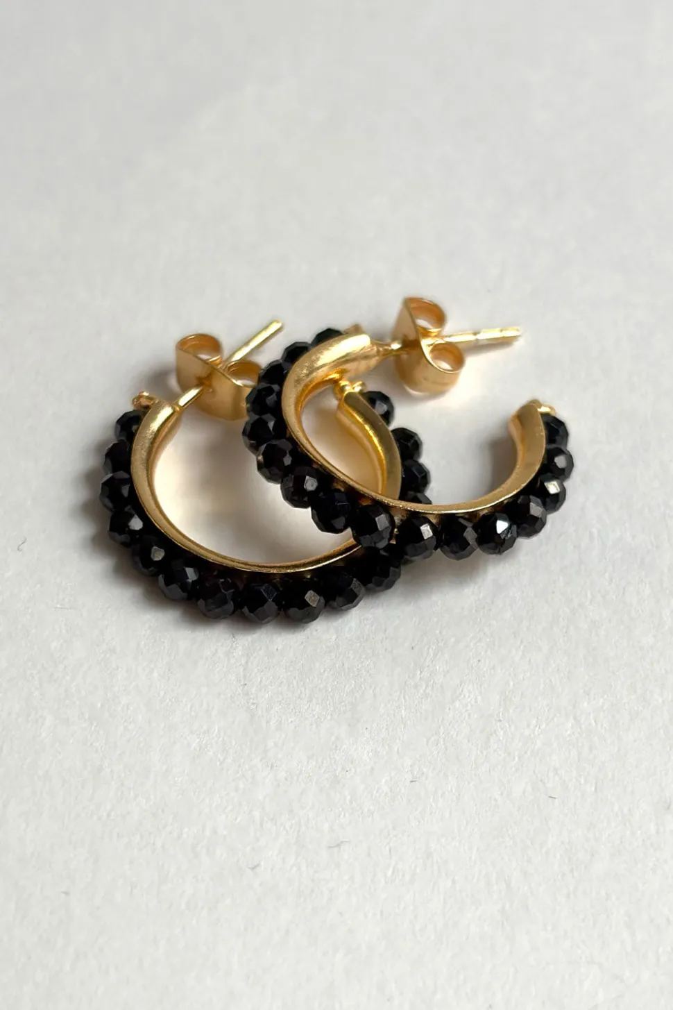 Pendientes Dorados Con Diseño De Aros Y Onyx Negras