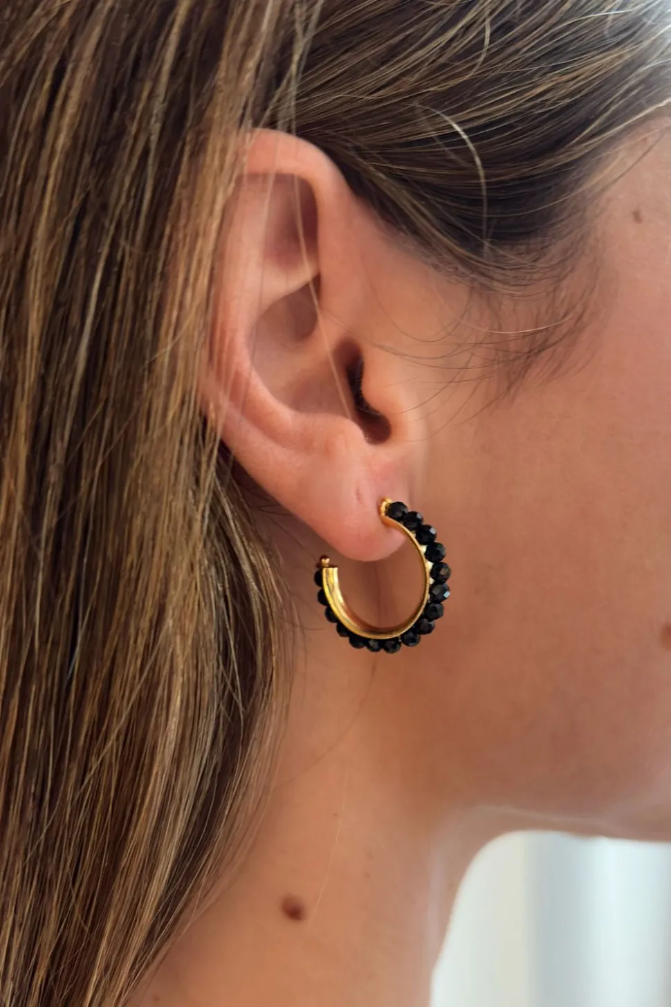 Pendientes Dorados Con Diseño De Aros Y Onyx Negras
