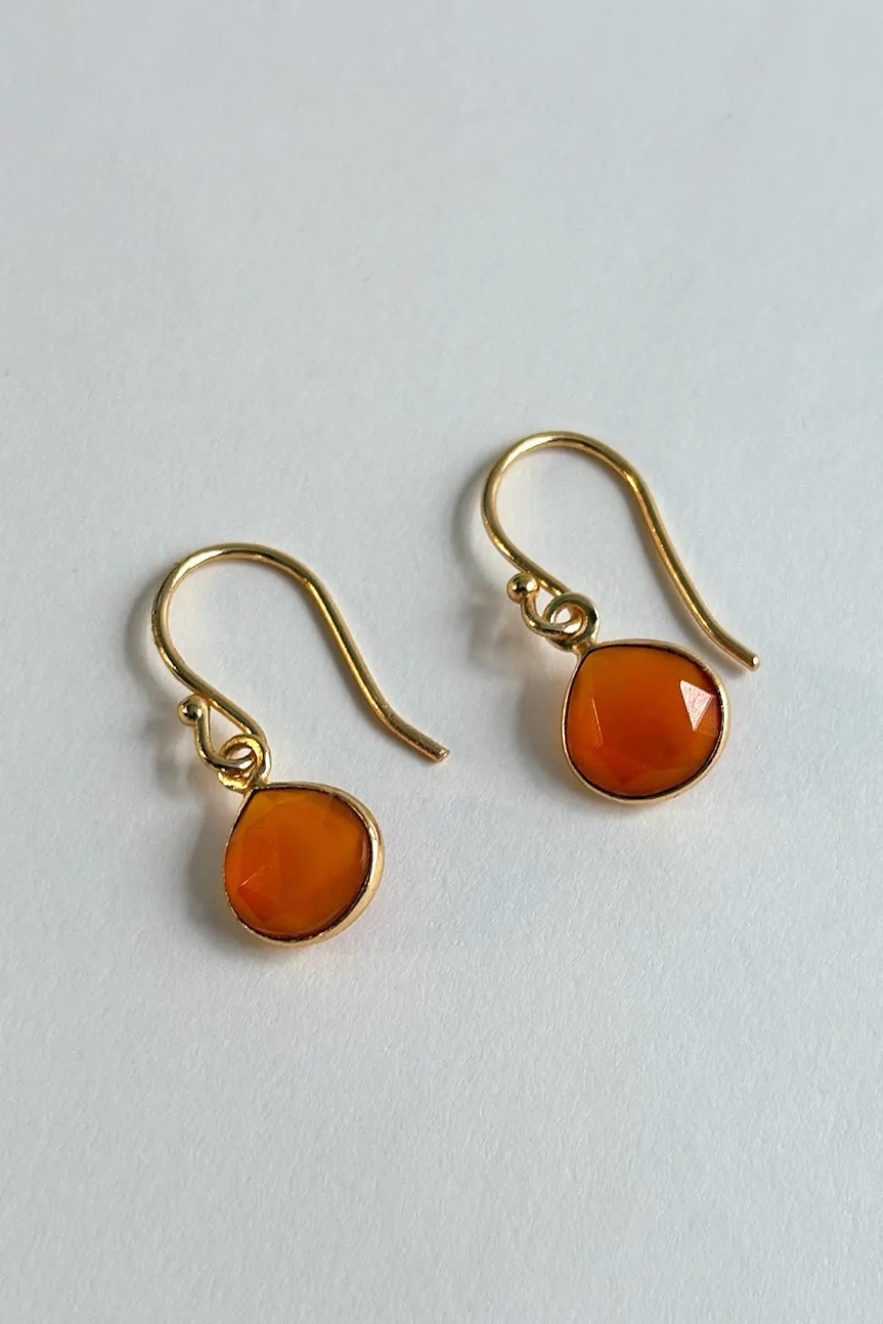 Pendientes Dorados Con Piedras Cornalinas Naranjas