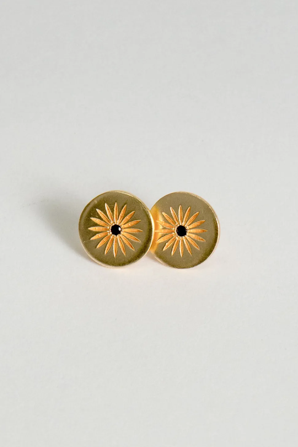 Pendientes Dorados Redondos Con Diseño De Sol Y Circonita Negra