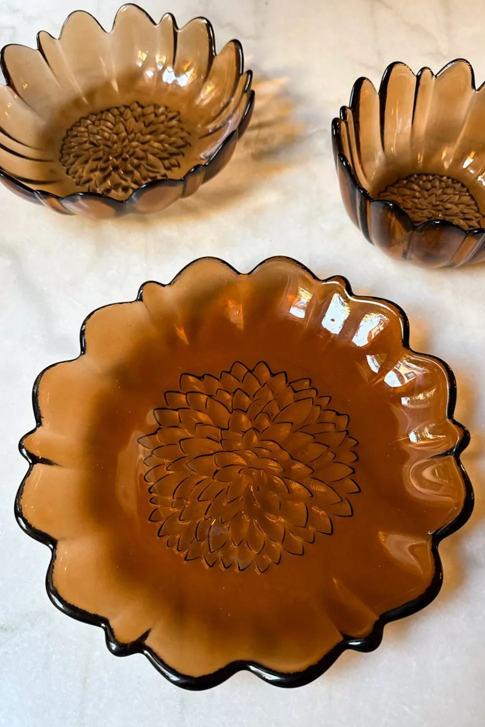 Plato De Postre De Cristal Con Diseño De Flor Irregular Ámbar