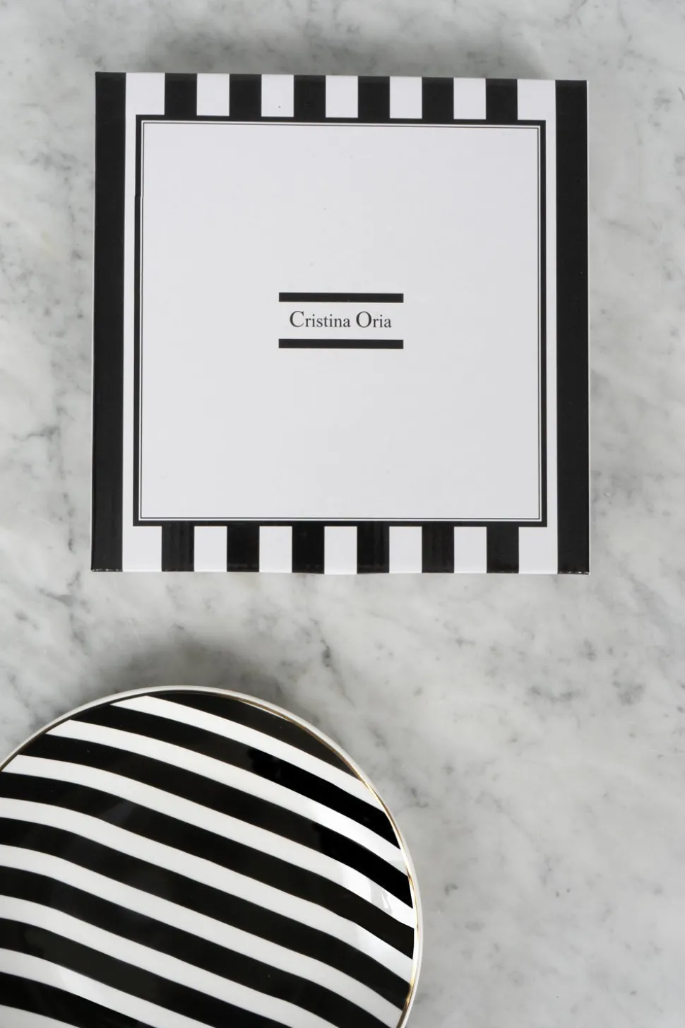 Plato De Postre Negro Y Blanco Con Diseño De Rayas