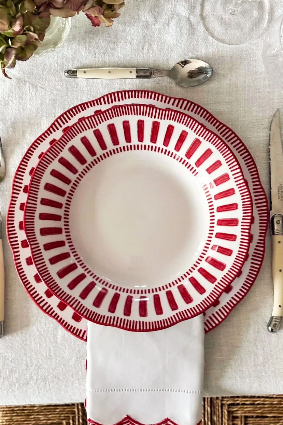 Plato Hondo Con Diseño Rojo Y Blanco