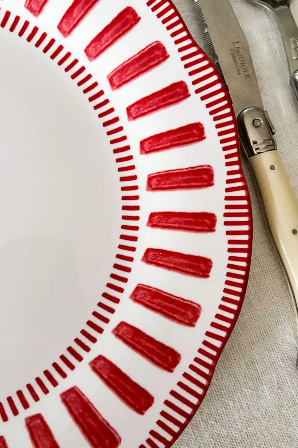Plato Llano Con Diseño Rojo Y Blanco