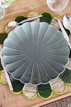 Plato Llano De Cerámica Flor Gris