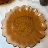Plato Llano De Cristal Con Diseño De Flor Irregular Ámbar